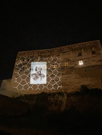 Zväčšiť fotografiu - Barborin palác na trenčianskom hrade sa premenil na plátno - IMG_8581
