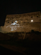 Zväčšiť fotografiu - Barborin palác na trenčianskom hrade sa premenil na plátno - IMG_8582