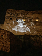 Zväčšiť fotografiu - Barborin palác na trenčianskom hrade sa premenil na plátno - IMG_9055