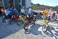 Zväčšiť fotografiu - Depo električiek už tradične spestrili historické autá a motorky