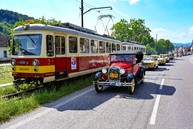 Zväčšiť fotografiu - Depo električiek už tradične spestrili historické autá a motorky