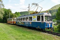 Zväčšiť fotografiu - Depo električiek už tradične spestrili historické autá a motorky