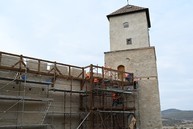 Zväčšiť fotografiu - Kavalier na trenčianskom hrade láka prvých návštevníkov, obnova dominanty pokračuje