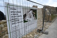 Zväčšiť fotografiu - Kavalier na trenčianskom hrade láka prvých návštevníkov, obnova dominanty pokračuje