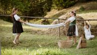 Zväčšiť fotografiu - Kniha o tradičnej kultúre v marikovej získala dve ocenenia - Hore Marikovú_zdroj Lubbie Sutton (4)