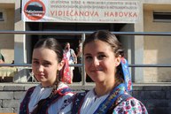 Na orave zaujali naši mladí folklóristi - Kristina a Katka.