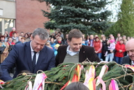 Na považí vyrástli farebné máje, symboly jari, prebúdzajúcej sa prírody, ale aj mladosti a hojnej úrody - 15