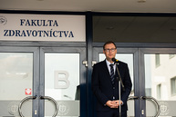 Zväčšiť fotografiu - Na študentov oddnes dohliada sám dubček - TSK_TNuni_busta Dubček_mini (15 of 57)