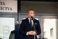 Zväčšiť fotografiu - Na študentov oddnes dohliada sám dubček - TSK_TNuni_busta Dubček_mini (24 of 57)