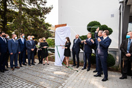 Zväčšiť fotografiu - Na študentov oddnes dohliada sám dubček - TSK_TNuni_busta Dubček_mini (28 of 57)
