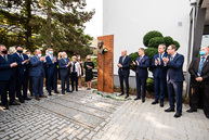 Zväčšiť fotografiu - Na študentov oddnes dohliada sám dubček - TSK_TNuni_busta Dubček_mini (38 of 57)