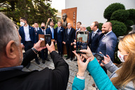 Zväčšiť fotografiu - Na študentov oddnes dohliada sám dubček - TSK_TNuni_busta Dubček_mini (41 of 57)