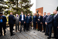 Zväčšiť fotografiu - Na študentov oddnes dohliada sám dubček - TSK_TNuni_busta Dubček_mini (42 of 57)