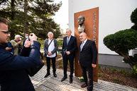 Zväčšiť fotografiu - Na študentov oddnes dohliada sám dubček - TSK_TNuni_busta Dubček_mini (45 of 57)