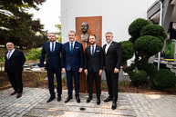 Zväčšiť fotografiu - Na študentov oddnes dohliada sám dubček - TSK_TNuni_busta Dubček_mini (50 of 57)