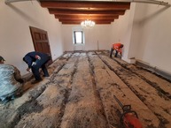 Zväčšiť fotografiu - Na trenčianskom hrade prebieha jarné upratovanie - 20200305_093049