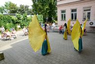 Zväčšiť fotografiu - Nádvorie župnej galérie počas leta láka tvorivé duše - DSC_0830_kopie