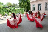 Zväčšiť fotografiu - Nádvorie župnej galérie počas leta láka tvorivé duše - DSC_0949_kopie