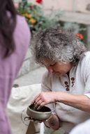 Zväčšiť fotografiu - Nádvorie župnej galérie počas leta láka tvorivé duše - DSC_6647_copy