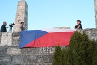 Zväčšiť fotografiu - Nielen fakle, ale aj srdcia sa opäť rozhoreli pri spomienke na generála