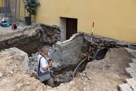 Prístavba výťahu v trenčianskej župnej knižnici naberá reálne kontúry - Archeolog_Peter_Schreiber__vykopavky_pri_kniznici