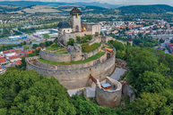Zväčšiť fotografiu - Rekonštrukcia južného opevnenia krajskej dominanty získala významné ocenenie - Rekonstrukcia-juzneho-opevnenia-Trencianskeho-hradu-1170x779