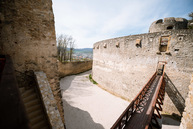 Zväčšiť fotografiu - Rekonštrukcia južného opevnenia krajskej dominanty získala významné ocenenie - TSK_TN_hrad_trebuchet_web__17_