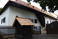 Zväčšiť fotografiu - Rodný dom dvoch významných osobností z trenčianskeho kraja má vynovenú strechu - IMG_0006