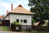 Zväčšiť fotografiu - Rodný dom dvoch významných osobností z trenčianskeho kraja má vynovenú strechu - IMG_0020