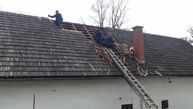 Zväčšiť fotografiu - Rodný dom najznámejších uhrovských rodákov s novou strechou - strecha1