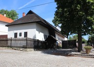 Zväčšiť fotografiu - Rodný dom najznámejších uhrovských rodákov s novou strechou - zdroj muzeum TN