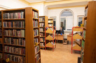 Zväčšiť fotografiu - Svoje brány verejnosti otvorili dve župné knižnice, múzeum, hvezdáreň, pridá sa aj galéria - 20201130_PB_kniznica_018w