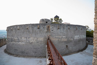 Zväčšiť fotografiu - Svoje brány verejnosti otvorili dve župné knižnice, múzeum, hvezdáreň, pridá sa aj galéria - TSK_kontrolny_den_TN_hrad_juzne_opevnenie__17_