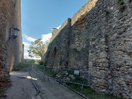 Zväčšiť fotografiu - Trenčianske múzeum vďaka dotácii zrekonštruuje a sprístupní ďalšie doposiaľ neprístupné hradné objekty - Parkanový múr TN hrad II