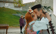 Zväčšiť fotografiu - Trenčiansky hrad láka nielen turistov, ale aj seriálových tvorcov - pozadie hradu