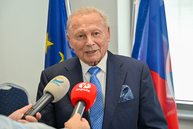 Zväčšiť fotografiu - V knižnici pribudli vzácne nepredajné knihy od bývalého prezidenta - DSC_9829
