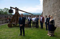 Zväčšiť fotografiu - Výstrel z trebuchetu slávnostne otvoril zrekonštruovanú južnú časť hradieb - 20210528_TN_HRAD_TREBUCHET_114w