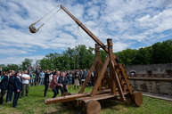 Zväčšiť fotografiu - Výstrel z trebuchetu slávnostne otvoril zrekonštruovanú južnú časť hradieb - 20210528_TN_HRAD_TREBUCHET_116w