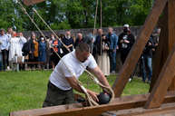 Zväčšiť fotografiu - Výstrel z trebuchetu slávnostne otvoril zrekonštruovanú južnú časť hradieb - 20210528_TN_HRAD_TREBUCHET_119w