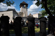 Zväčšiť fotografiu - Výstrel z trebuchetu slávnostne otvoril zrekonštruovanú južnú časť hradieb - 20210528_TN_HRAD_TREBUCHET_138w
