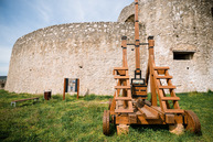 Zväčšiť fotografiu - Výstrel z trebuchetu slávnostne otvoril zrekonštruovanú južnú časť hradieb - TSK_TN hrad_trebuchet_web (44)
