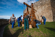 Zväčšiť fotografiu - Výstrel z trebuchetu slávnostne otvoril zrekonštruovanú južnú časť hradieb - TSK_trebuchet katapult (10 of 31)