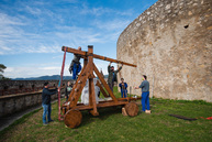 Zväčšiť fotografiu - Výstrel z trebuchetu slávnostne otvoril zrekonštruovanú južnú časť hradieb - TSK_trebuchet katapult (12 of 31)