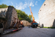 Zväčšiť fotografiu - Výstrel z trebuchetu slávnostne otvoril zrekonštruovanú južnú časť hradieb - TSK_trebuchet katapult (1 of 31)