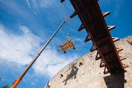 Zväčšiť fotografiu - Výstrel z trebuchetu slávnostne otvoril zrekonštruovanú južnú časť hradieb - TSK_trebuchet katapult (6 of 31)