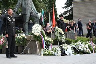 Zväčšiť fotografiu - Za baníkmi zostali biele ruže a večná spomienka