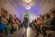 Zväčšiť fotografiu - Zaujala návrhárov v bratislave, originálne modely predviedla aj v trenčíne - 277144393_5269454126407925_6858202774105064278_n