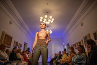 Zväčšiť fotografiu - Zaujala návrhárov v bratislave, originálne modely predviedla aj v trenčíne - 277159720_5269454253074579_7565436385846203393_n