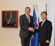 S čínskym veľvyslancom o investíciách a cestovnom ruchu - 001