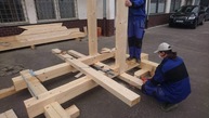 Zväčšiť fotografiu - Južnému opevneniu trenčianskeho hradu oddnes kraľuje trebuchet - Katapult trebuchet výroba (10)
